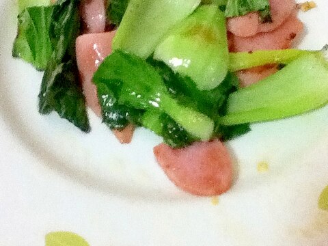 青梗菜と魚肉ソーセージの塩炒め